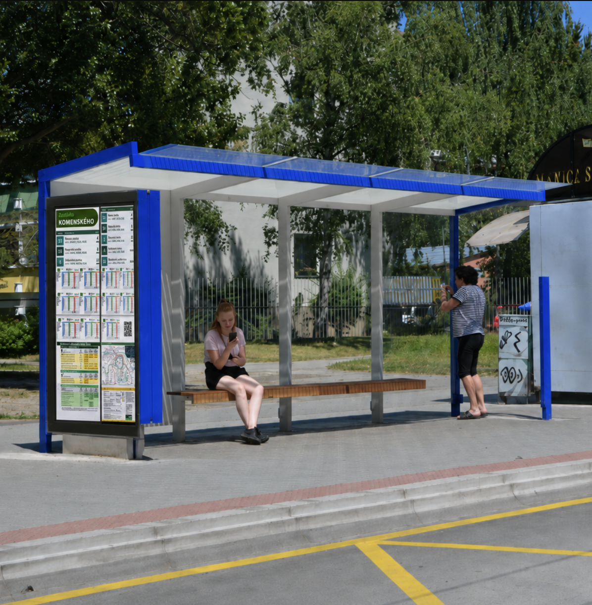 Digitálna informačná tabuľa na autobusovej zastávke Komenského