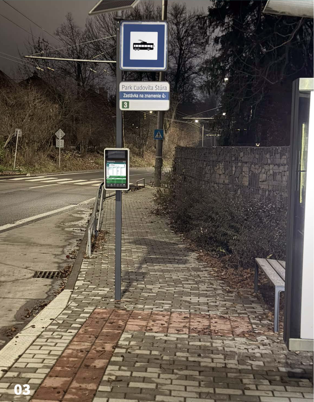 Výveska EMlines vedľa autobusovej zastávky v noci